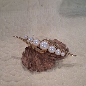 VINTAGE MONET GOLDTONE GRADUATED FAUX PEARLS COLLAR PIN BROOCH